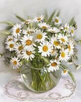 Прозрачная ваза с полевыми ромашками