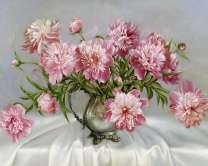 Серебрянная ваза с букетом пионов