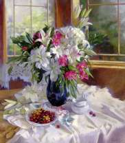 Ягоды и букет из лилий в вазе