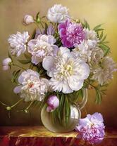 Прозрачный кувшин с букетом пионов