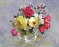 Прозрачный кувшинчик с маленьким букетом