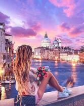 Красивая девушка на фоне Венецианского собора