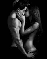 Нежная близость двух влюбленных