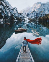 Мужчина с красным шарфом у горного озера