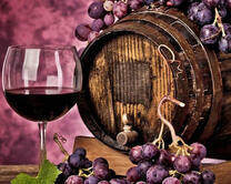Бокал и бочонок с вином