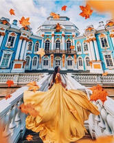 Девушка в желтом и осенние листья