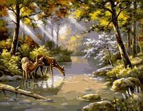 Олени на водопое в лесу под лучами солнца