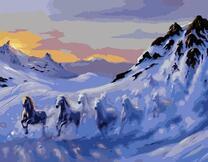 Табун белых лошадей на снежном склоне