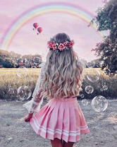 Девушка на фоне поля и радуги