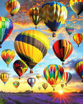 Полёт шаров над сиреневым полем лаванды