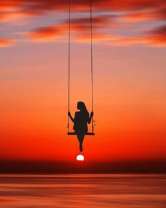 Девушка на качеле над морем