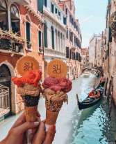 Мороженое на фоне канала Венеции