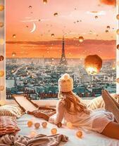 Девушка с пиццей любуется парадом фонариков в Париже