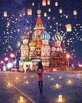 Девушка и китайские фонарики у собора Василия Блаженого