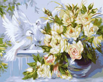 Белые голуби возле букета роз