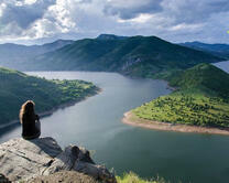 Девушка на вершине с видом на реку