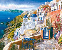 Терраса в курортном городке с видом на море