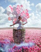 Девушка в корзине над полем тюльпанов