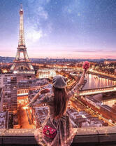 Счастливая девушка на фоне вечернего Парижа