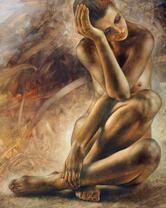 Обнажённая девушка сидит на полу