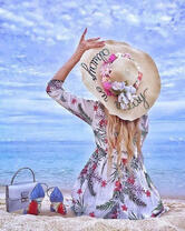 Дама в шляпке на берегу моря