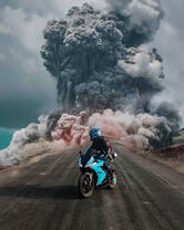 Мотоциклист на фоне взрыва