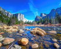 Река среди высоких гор