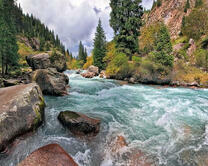 Бурная река в горной впадине