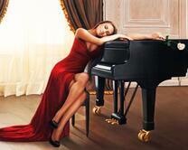 Девушка в красном платье у рояля