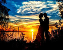 Влюбленные у озера на фоне заката