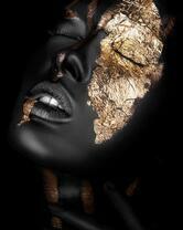 Портрет девушки с черно-золотым мейком