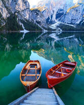 Лодки у причала среди гор