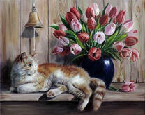 Кошечка у букета тюльпанов