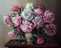 Разлапистый букет пионов на столе