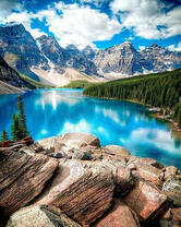 Лазурное озеро среди гор и лесов