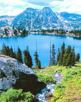 Большое голубое озеро среди гор