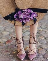 Девушка и шляпка с цветами