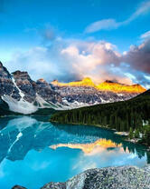 Пейзаж с незабываемым видом на горное озеро