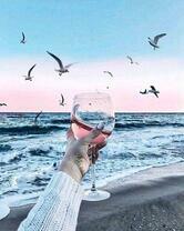 Бокал вина и рассветное море