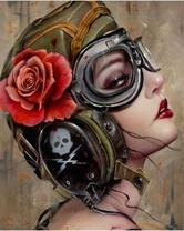 Девушка в шлеме с розой