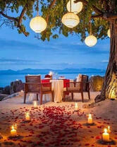 Романтической ужин у залива при свечах и фонариках