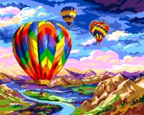 Три воздушных шара над лентой реки