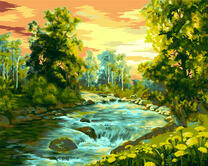 Пороги на стремительной реке в лесу