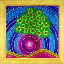 Цветущее дерево на фоне солнца