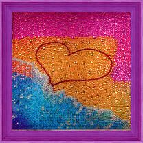 Сердечко на песчаном берегу