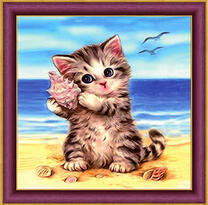 Котёнок с ракушкой у моря и чайки