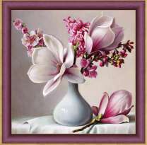 Цветы магноли и сакуры в одной вазе