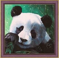 Милая панда грызёт листья