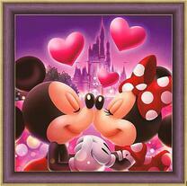 Влюбленные микки на фоне замка