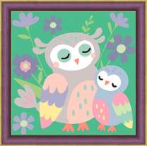 Сова и ее птенец на зеленом фоне